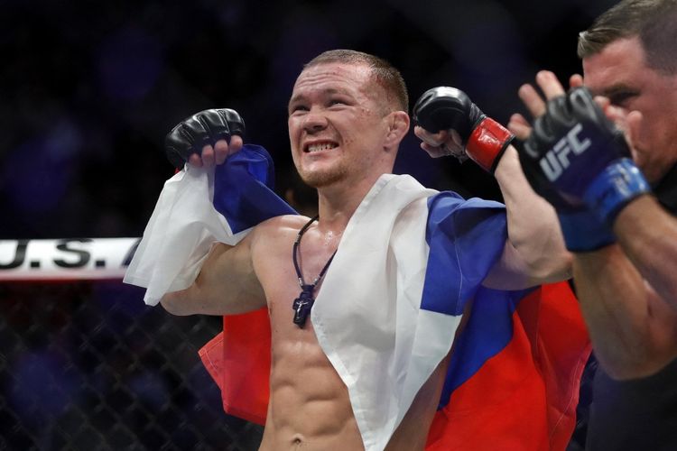 Petarung UFC asal Rusia, Petr Yan, merayakan kemenangan atas Urijah Faber di kelas bantam UFC 245, 14 Desember 2019.