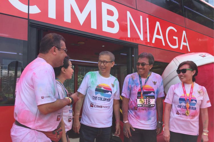 Presiden Direktur CIMB Niaga Tigor M Siahaan dan Direktur Utama PT Transjakarta Budi Kaliwono berfoto di depan bus tingkat sumbangan CIMB Niaga untuk bus wisata di Senayan, Minggu (1/10/2017).