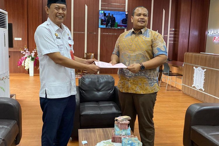 Kejaksaan Negeri (Kejari) Lhokseumawe, Provinsi Aceh menerima pengembalian uang sebesar Rp 248.815.648 dalam kasus dugaan korupsi dari insentif pemungutan Pajak Penerangan Jalan (PPJ) pada BPKD Lhokseumawe tahun 2018-2022. Uang itu diterima dari Bambang Suroso, Pelaksana Tugas Kepala Badan Pengelolaan Keuangan dan Aset Daerah (BPKAD) Lhokseumawe, Rabu (15/11/2023)