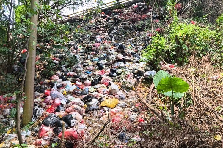 Setahun Terbengkalai, Tumpukan Sampah di Stasiun Jurangmangu Ganggu Pengguna KRL