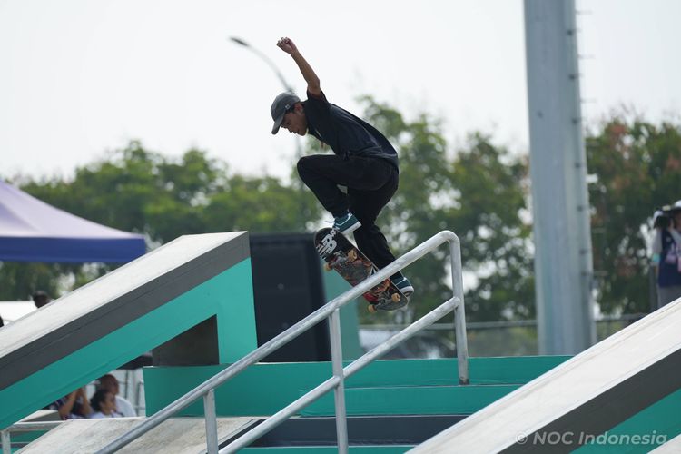 Atlet skateboard Indonesia, Sanggoe Darma Tanjung, berhasil meraih medali perak nomor Men?s Street Asian Games 2022 yang digelar di Qiantang Roller Sports Centre, Rabu (27/9/2023) siang WIB. (Foto: NOC Indonesia / Tetuko Mediantoro)