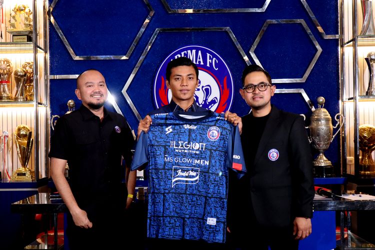 Pemain baru Arema FC Irsyad Maulana pemain yang diperkenalkan Manajer M Ali Rifki (kiri) dan Presiden Klub Gilang Widya Pramana untuk mengarungi Liga 1 2022 di Kandang Singa, Kantor Arema Kota Malang, Rabu (27/4/2022) sore.