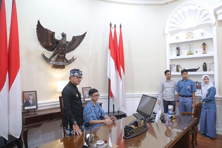 Wali Kota Bogor Bima Arya Sugiarto saat menerima kedatangan para pelajar di ruang kerjanya dalam agenda Balai Kota Open 2022, Rabu (1/6/2022). Agenda tersebut digelar untuk memeriahkan Hari Jadi Bogor ke-540 yang jatuh pada tanggal 3 Juni 2022.