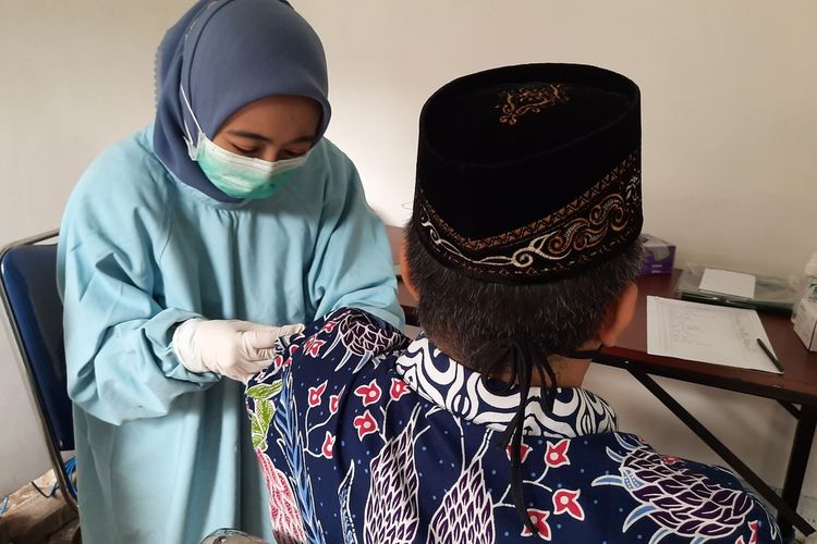 Seorang guru di Kota Malang disuntik vaksin di Rumah Sakit Persada Kota Malang, Jumat (5/3/2021).