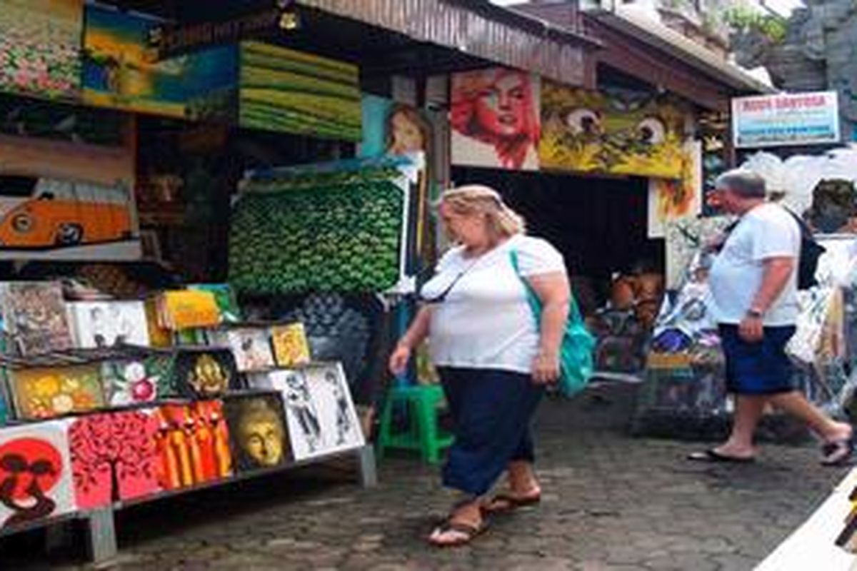 Suasana di dalam Pasar Ubud, Kabupaten Gianyar, Bali, seperti terekam pada Jumat (18/5/2012). Pasar Ubud, Gianyar, menjadi tempat berbelanja aneka suvenir dan cendera mata khas Bali. 