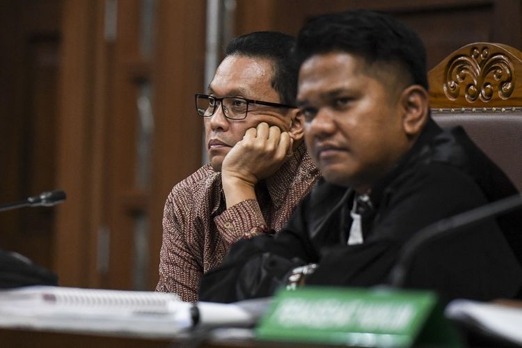 Terdakwa kasus suap Direktur Keuangan PT Angkasa Pura II Andi Taswin Nur (kiri) menjalani sidang lanjutan di Pengadilan Tipikor, Jakarta, Kamis (14/11/2019). Sidang dengan terdakwa mantan staf PT Industri Telekomunikasi Indonesia (PT INTI) itu beragendakan pemeriksaan saksi yang dihadirkan Jaksa Penuntut Umum. ANTARA FOTO/Hafidz Mubarak A/ama.