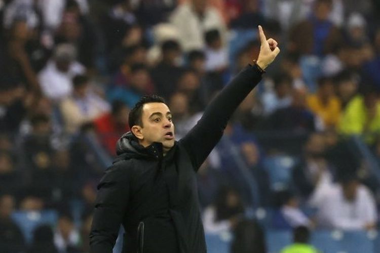 Pelatih Barcelona Xavi Hernandez mendampingi anak-anak asuhnya yang tengah berjuang pada final Piala Super Spanyol 2022-2023 kontra Real Madrid. Final Real Madrid vs Barcelona yang digelar di Stadion Internasional King Fahd, Riyadh, Arab Saudi, pada Senin (16/1/2023) dini hari WIB itu berakhir dengan skor 3-1 untuk kemenangan Blaugrana. Alhasil, Barcelona berhak meraih gelar juara Piala Super Spanyol 2022-2023.