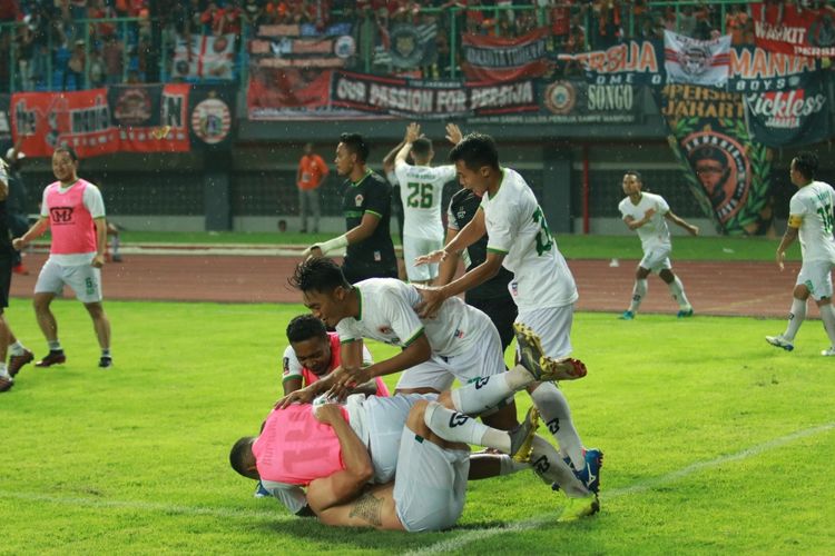 Para pemain Kalteng Putra merayakan kemenangan atas Persija Jakarta  pada babak perempat final Piala Presiden 2019, di Stadion Patriot Chandrabhaga, Bekasi, Kamis (28/3/2019).
