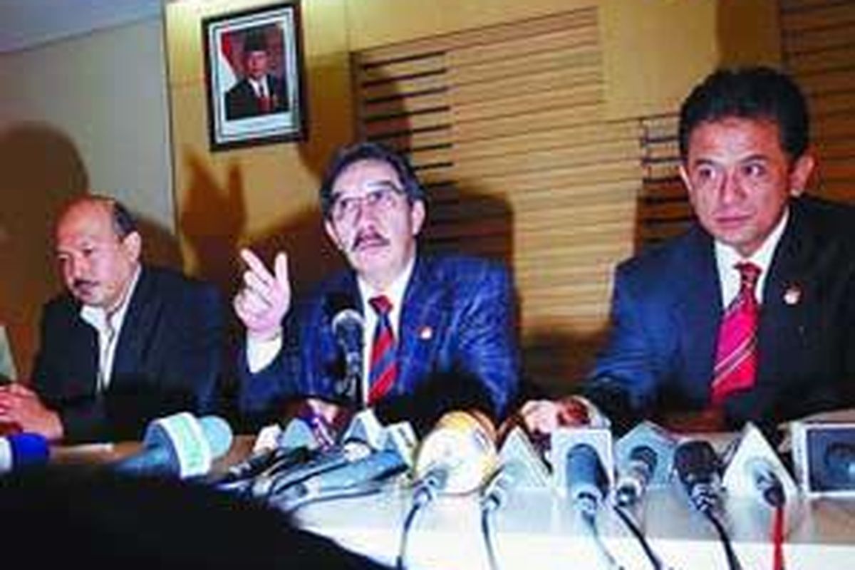 Dari kiri ke kanan,Direktur Penuntutan Komisi Pemberantasan Korupsi (KPK) Ferry Wibisono, Ketua KPK Antasari Azhar, dan Wakil Ketua Bidang Penindakan Chandra Hamzah, saat memberikan keterangan pers di Ruang Auditorium Gedung KPK, Jakarta, Rabu (30/1). Antasari mengatakan, untuk sementara jumlah tersangka kasus aliran dana dari BI ke DPR tiga orang dan masih mungkin bertambah.