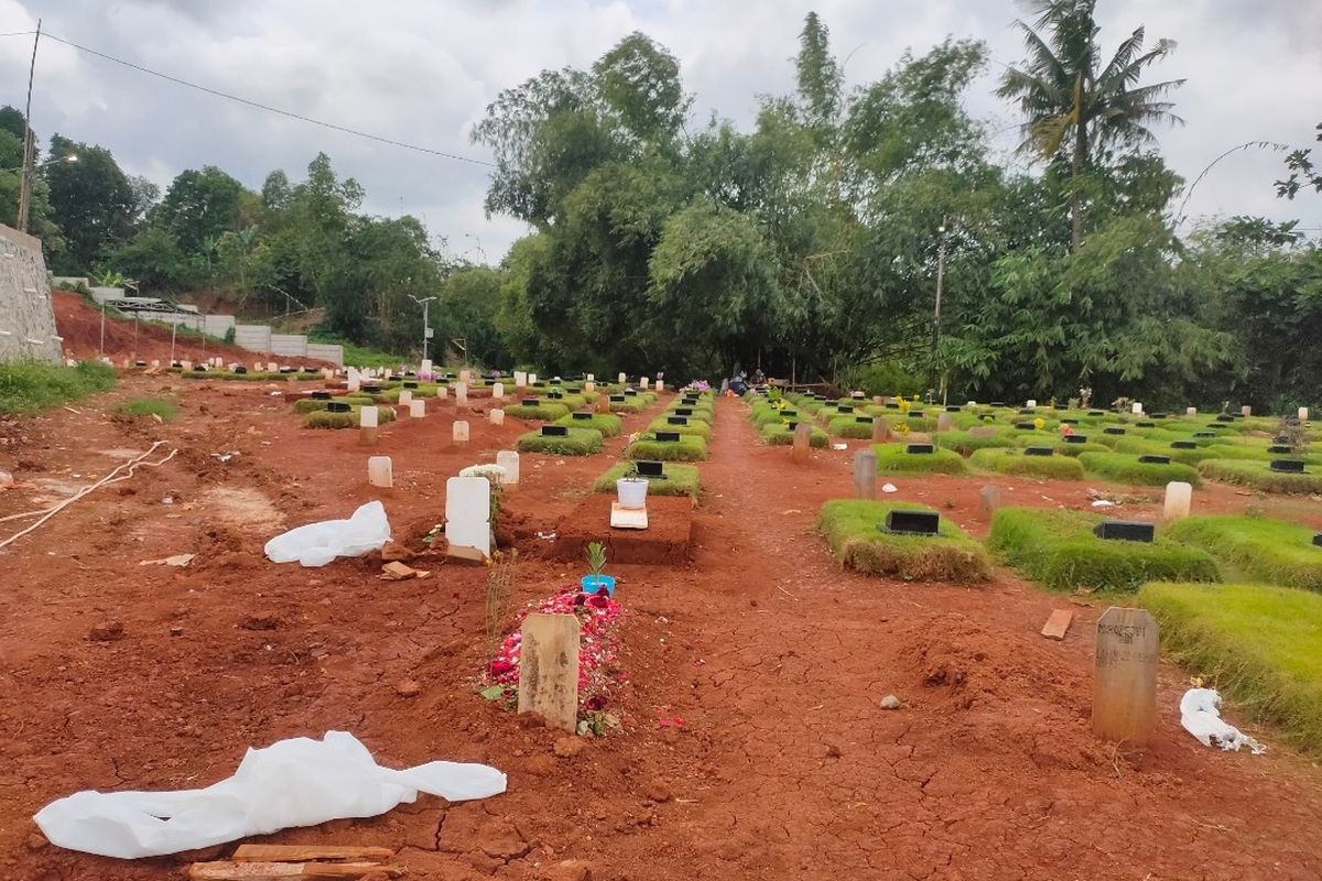 Sampah Alat Pelindung Diri (APD) berserakan di makam jenazah Covid-19 TPU Jombang, Ciputat, Tangerang Selatan, Senin (18/1/2021)