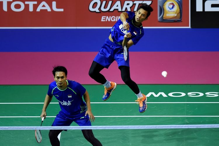 Ganda putra Indonesia, Mohammad Ahsan (depan) dan Rian Agung Saputro ketika melawan pasangan Korea Selatan, Chung Eui Seok/Kim Dukyoung, dalam pertandingan perempat final Kejuaraan Dunia Bulu Tangkis 2017 di Emirates Arena, Glasgow, Jumat (25/8/2017).