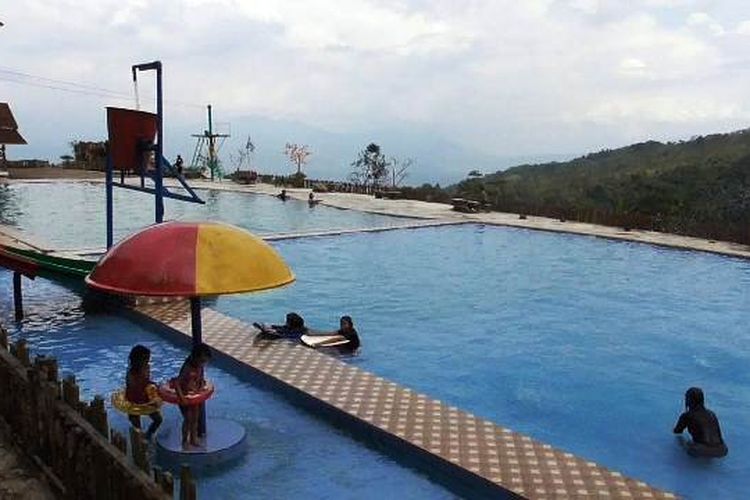 Ilustrasi kolam renang di Balong Geulis Sumedang.