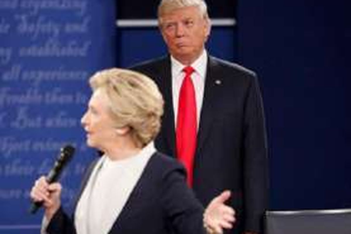 Hillary Clinton dan Donald Trump dalam debat kedua mereka sebagai kandidat Presiden AS pada Minggu (9/10/2016) malam waktu setempat atau Senin (10/10/2016).