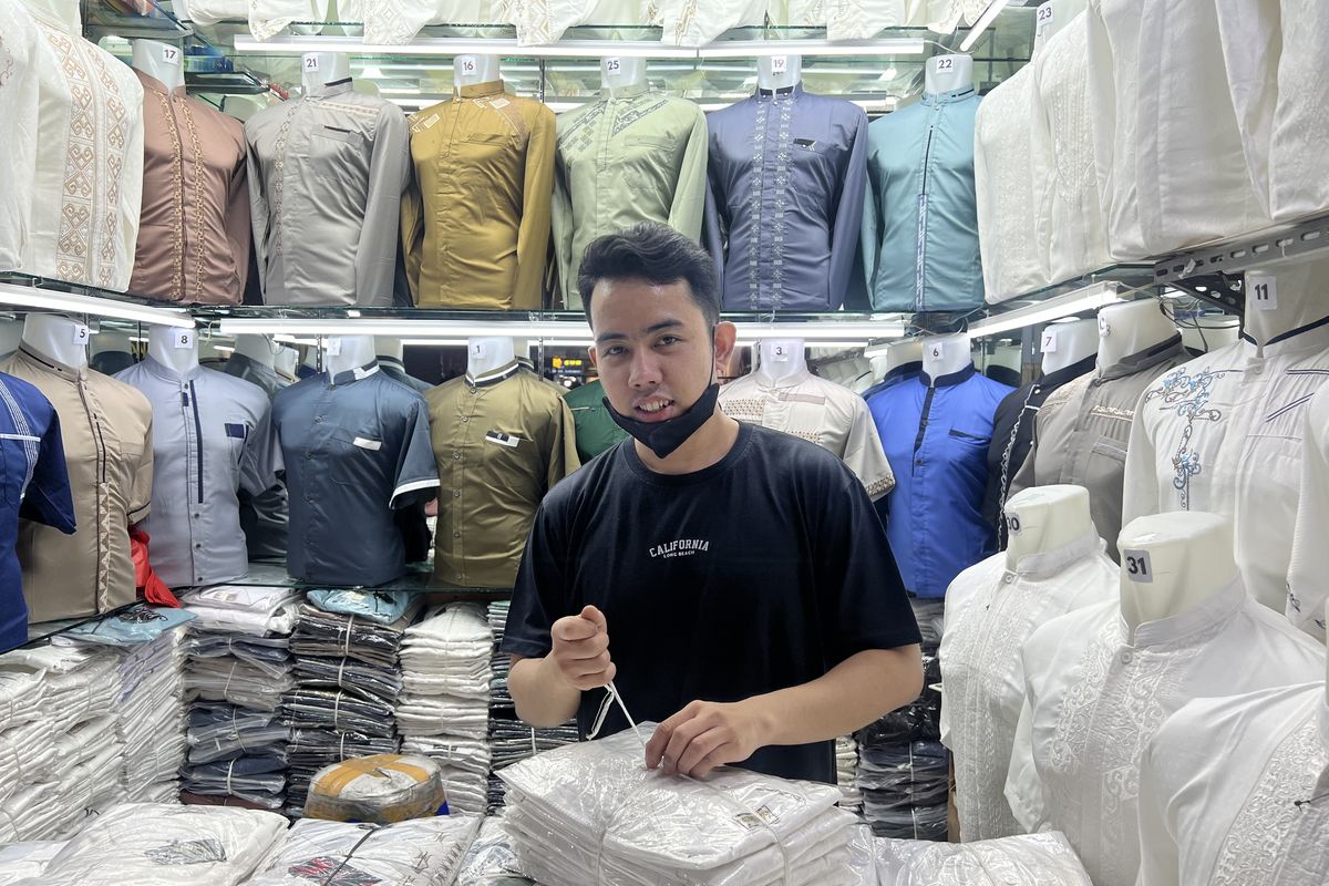 Arih (27) penjual baju koko di Pasar Tanah Abang mengaku mendapatkan omzet Rp100 juta rupiah dalam sehari menjelang bulan Ramadhan.