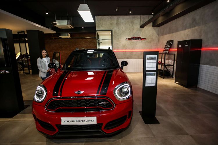 Mobil All-new MINI Countryman dipamerkan di Plaza MINI, Tangerang, Jumat (4/5/2018). MINI Indonesia meresmikan dealer pertama di Tangerang dan total memiliki 4 outlet di Indonesia.