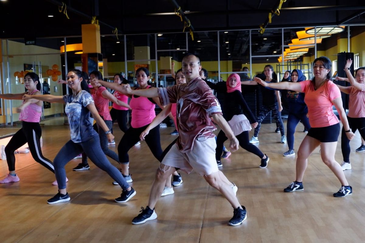 Core motion merupakan penggabungan 50 persen gerakan dancing dan 50 persen core exercise. Untuk latihan 1 jam, kalori yang terbakar lebih dari 300 kalori. 