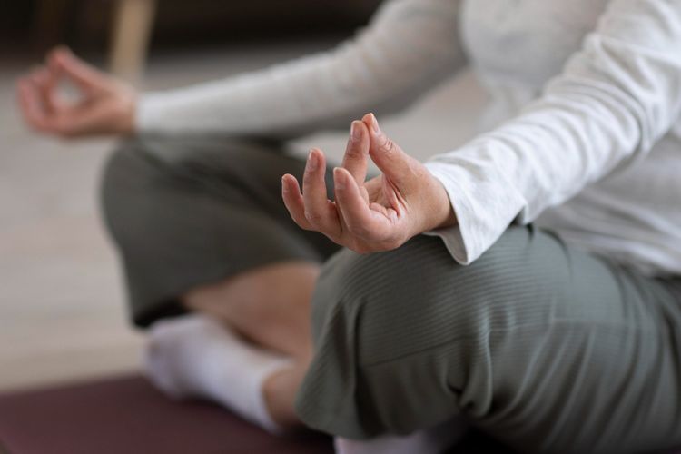 Melakukan meditasi adalah salah satu cara melatih konsentrasi.