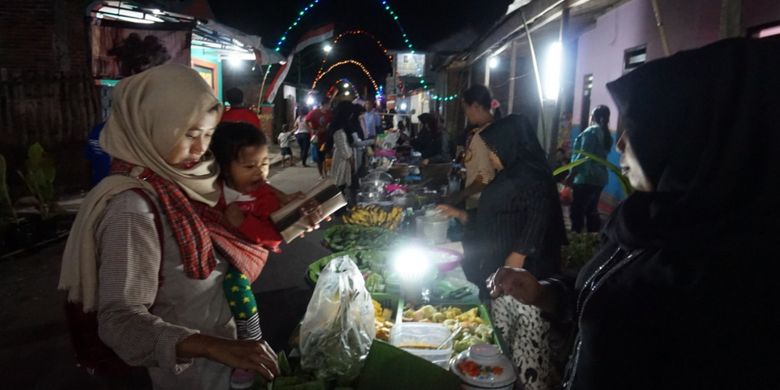 Seorang pengunjung sedang membeli makanan di Desa Olehsari, Banyuwangi, Jatim.