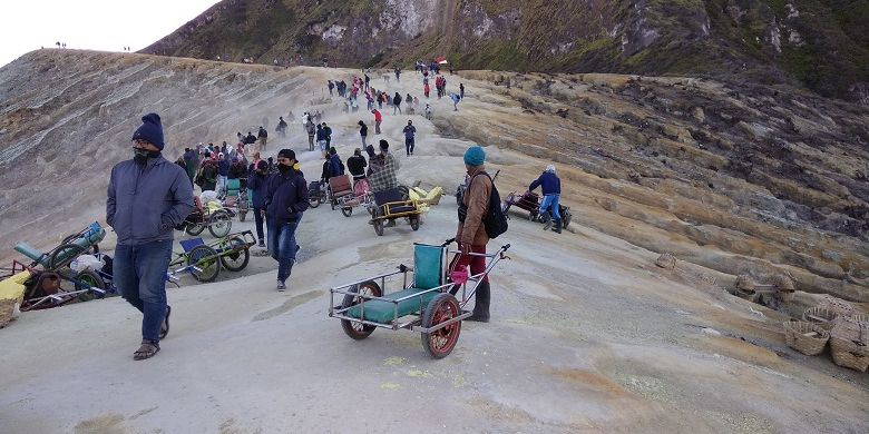 Pengojek atau supir supir taksi menunggu wisatawan yang ingin menggunakan jasa ojek atau taksi di sekitar jalur pendakian Gunung Ijen, Jawa Timur (9/9/2017). Pengojek atau supir taksi itu akan mengantarkan wisatawan menggunakan gerobak.