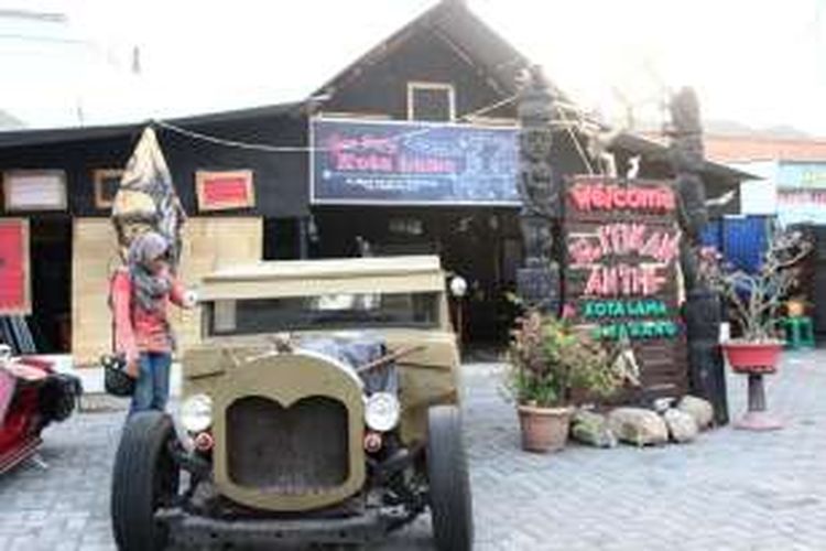 Pasar Klitikan Kota Lama Semarang, menyajikan berbagai koleksi barang antik mulai otomotif hingga penghias dinding.