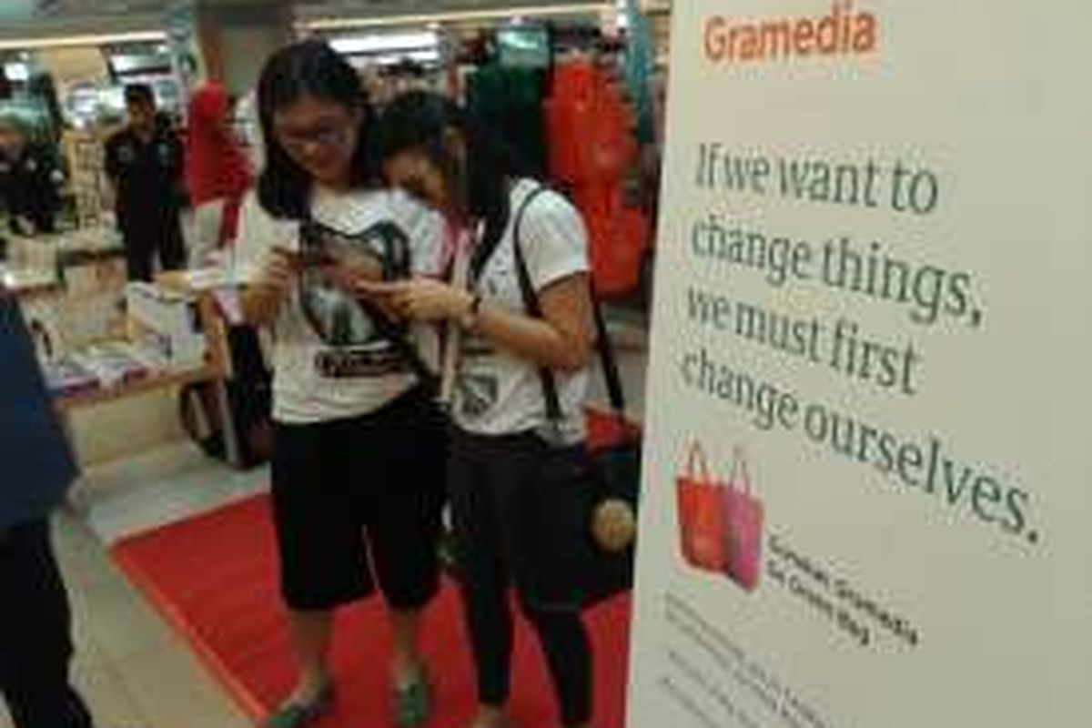 Sabtu (2/4/2016), para pengunjung Gramedia di Puri Indah Mal, Jakarta Barat, antusias mengikuti program kampanye  hemat kantong plastik yang diadakan Gramedia