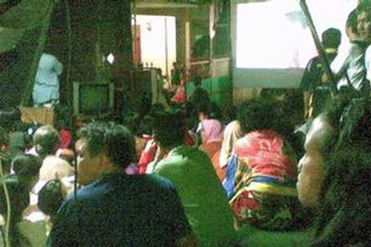 Korban Banjir Kampung Pulo, Pondok Labu, Jakarta Selatan, menggelar acara nonton bareng pertandingan sepakbola Indonesia vs Malaysia di lokasi banjir, Kamis (17/11/2011). Selama sekitar 90 menit mereka bersorak-sorai seakan menghalau ancaman banjir untuk beberapa saat.