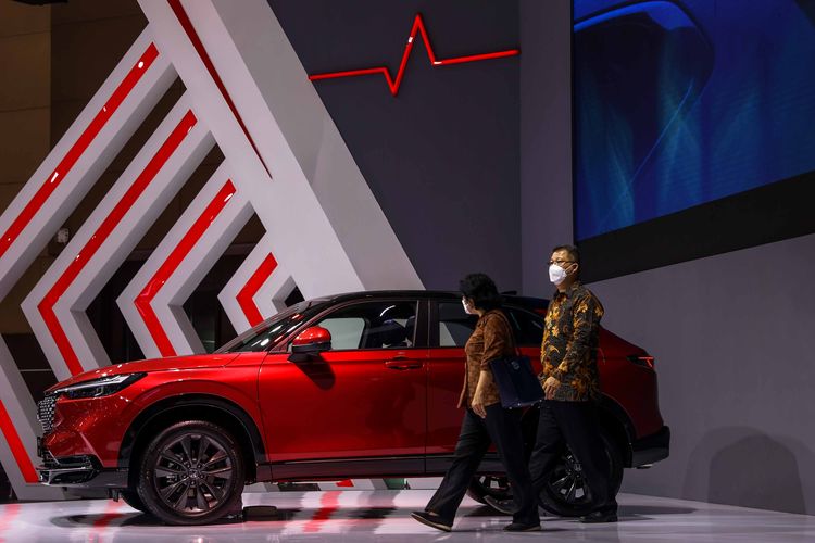 Suasana pameran di stand Honda pada pembukaan IIMS Hybrid 2022 di JiExpo Kemayoran, Jakarta Utara, Kamis (31/3/2022). Pameran otomotif Indonesia International Motor Show (IIMS) Hybrid 2022 yang berlangsung pada 31 Maret-10 April itu digelar secara daring (online) dan kunjungan langsung dengan pembatasan kapasitas dan penerapan protokol kesehatan COVID-19.