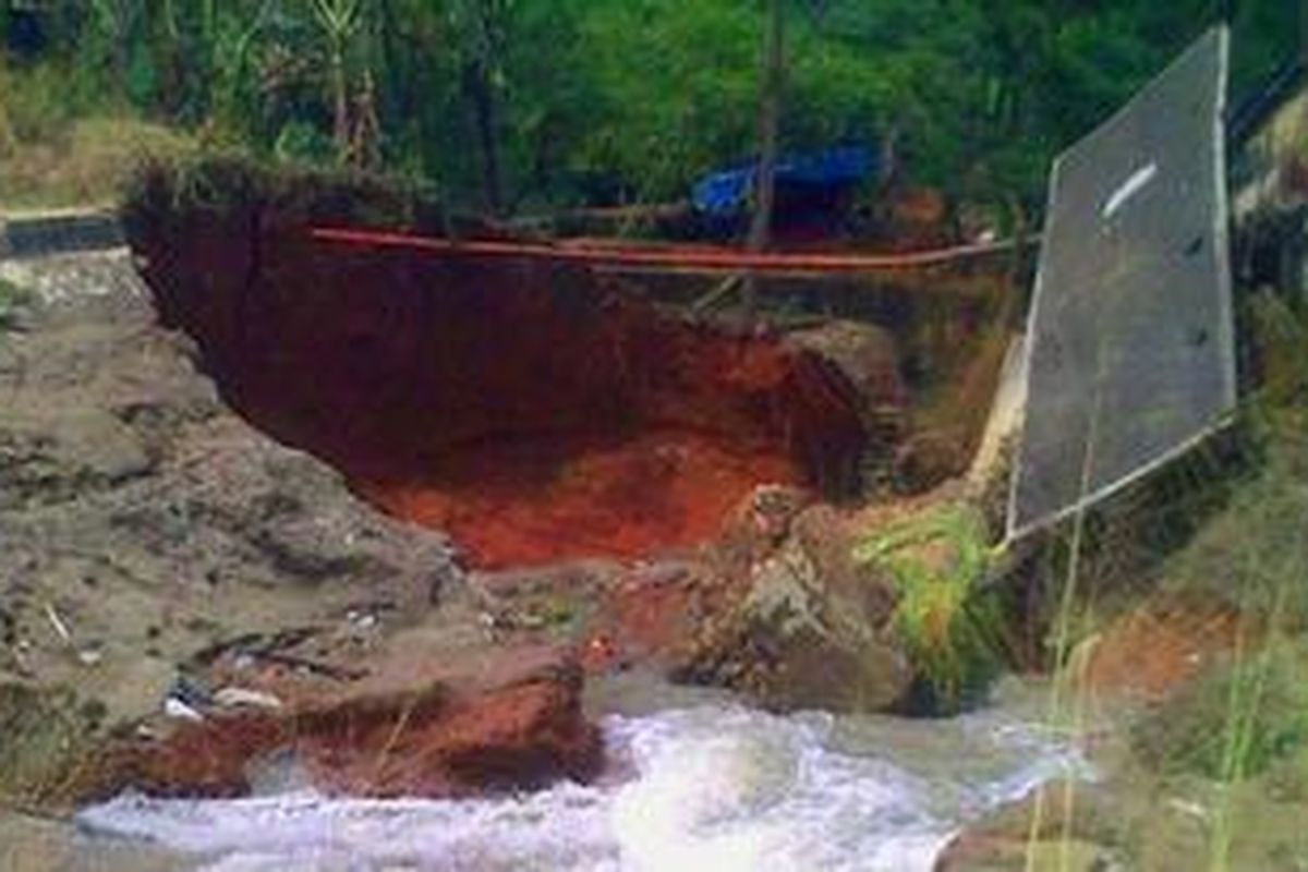 Pintu Air di Kali Buaran jebol, Rabu (31/8/2011) malam. Akibatnya, pasokan air baku dari Kalimalang ke instalasi Pulogadung dan Pejompongan terganggu. 