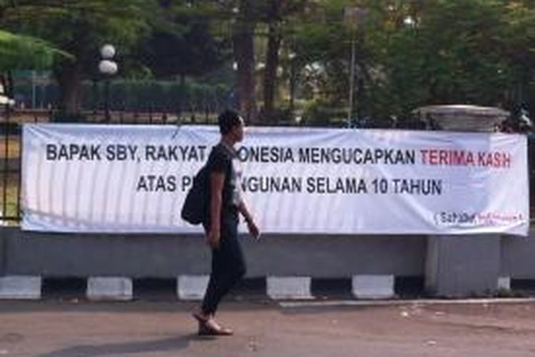 Spanduk ucapan terimakasih kepada Susilo Bambang Yudhoyono terpasang di belakang Kompleks Parlemen Senayan, Jakarta.