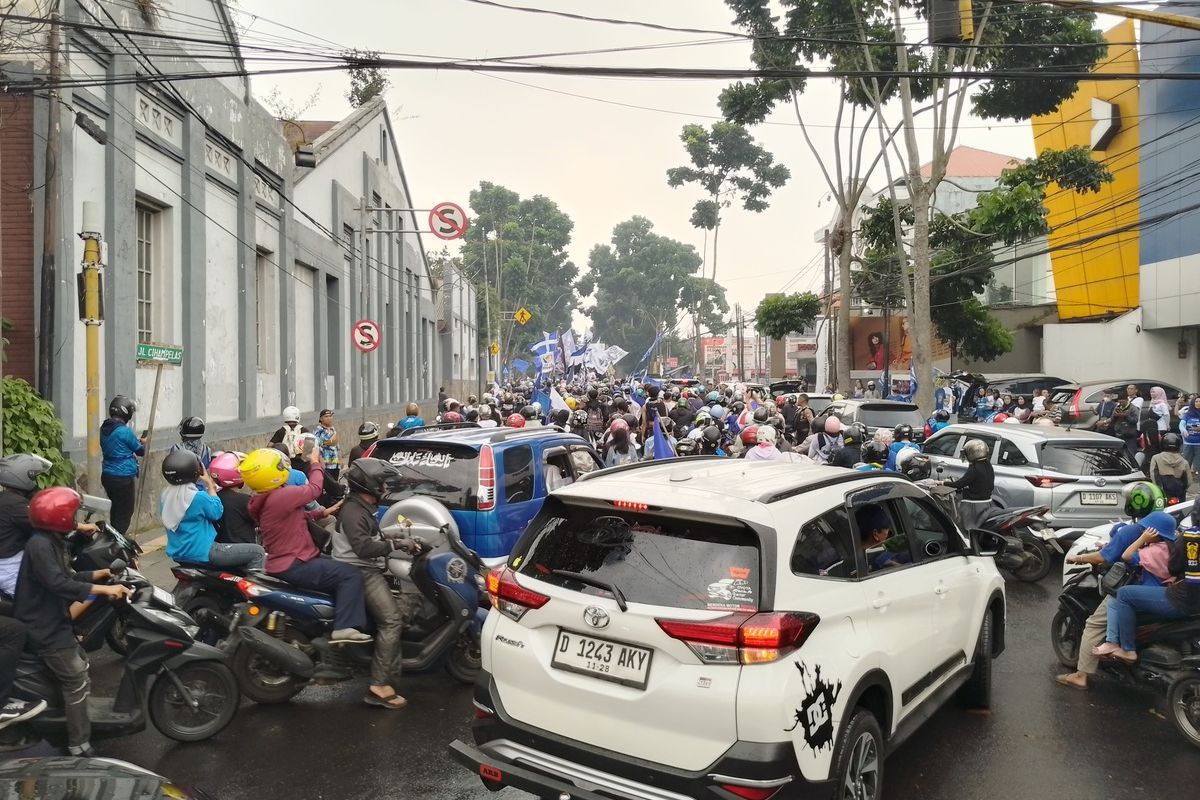 Pawai ribuan Bobotoh di Jalan Pajajaran, Kota Bandung, Jawa Barat menuju ke Gedung Sate untuk merayakan kemenangan Persib Bandung, Sabtu (1/6/2024).
