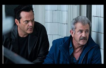 Vince Vaughn dan Mel Gibson dalam film Dragged Across Concrete (2018).