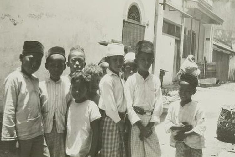 Anak-anak keturunan Arab di Surabaya. Surabaya menjadi salah satu tempat persemaian bangkitnya nasionalisme Indonesia.