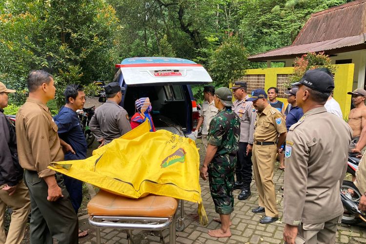 Korban dievakuasi setelah meninggal karena terkena pentalan batu yang jatuh dari atas tebing.  