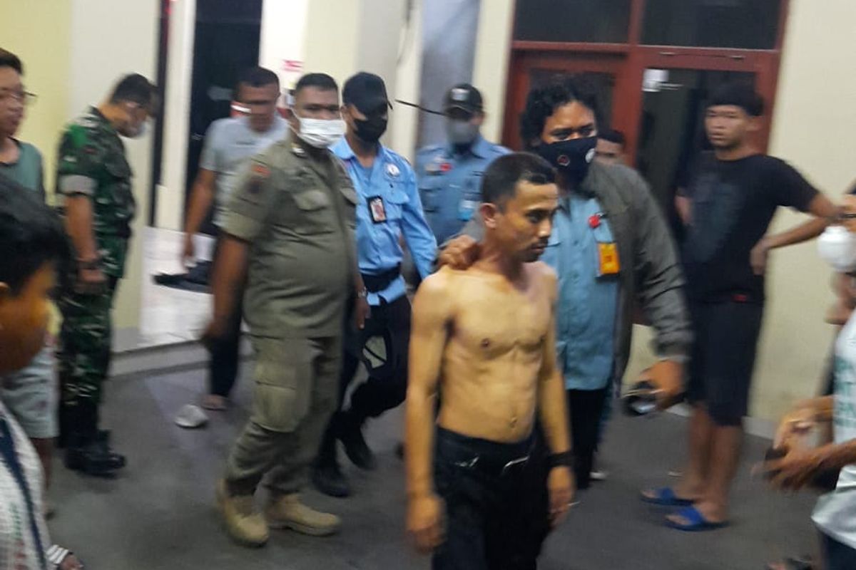 Orang dengan gangguan jiwa (ODGJ) berinisial F (tanpa baju) diamankan usai menodongkan senjata tajam berupa pisau kepada salah satu tukang parkir sebuah masjid di Jalan Raya Condet, RT 005 RW 001 Balekambang, Kramatjati, Jakarta Timur, Kamis (19/5/2022), sekitar pukul 20.00 WIB.