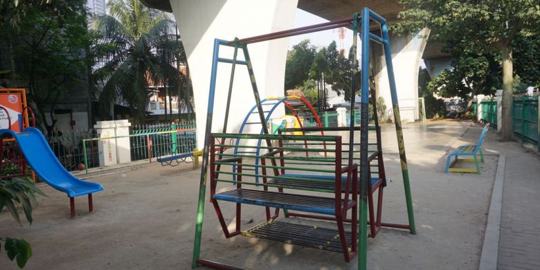 RPTRA Pintu Air di kolong perlintasan rel kereta api dibangun seluas 758 meter persegi. Sejumlah fasilitas permainan anak-anak seperti ayunan, prosotan tersedia di RPTRA ini. Ada juga lapangan futsal dengan lantai semen yang juga dilengkapi dua gawang.   Fasilitas lain juga tersedia seperti toilet umum dan toilet ramah penyandang disabilitas. Ada juga ruang laktasi atau ruang bagi ibu menyusui, ruang baca,  ruang  diskusi, dan ruang serbaguna yang mampu memuat 50 hingga 60 orang.  Pengeloal juga menyediakan fasilitas jaringan WiFi gratis bagi para pengunjung, Jumat (18/5/2018).