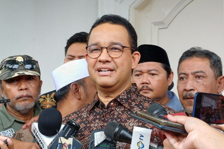 Bakal calon gubernur (cagub) di kontestasi Pilkada Jakarta 2024 Anies Baswedan saat ditemui wartawan di kawasan Pasar Minggu, Jakarta Selatan, Rabu (19/6/2024).