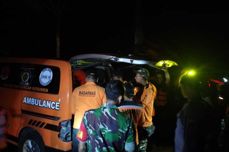 Tim SAR mengavakuasi jasad anak korban tenggelam di Pantai Suwuk, Kebumen, Jawa Tengah, Senin (3/1/2022) dini hari.