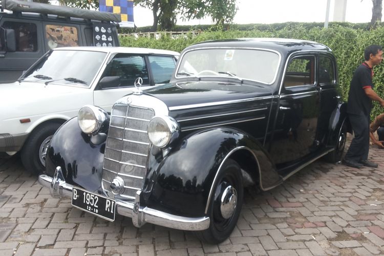 Salah satu Mercedes Benz lawas dengan dua pintu milik seorang anggota Perhimpunan Penggemar Mobil Kuno Indonesia (PPMKI) yang hadir dalam acara di Kebun Raya Bogor, Minggu (22/1/2017).