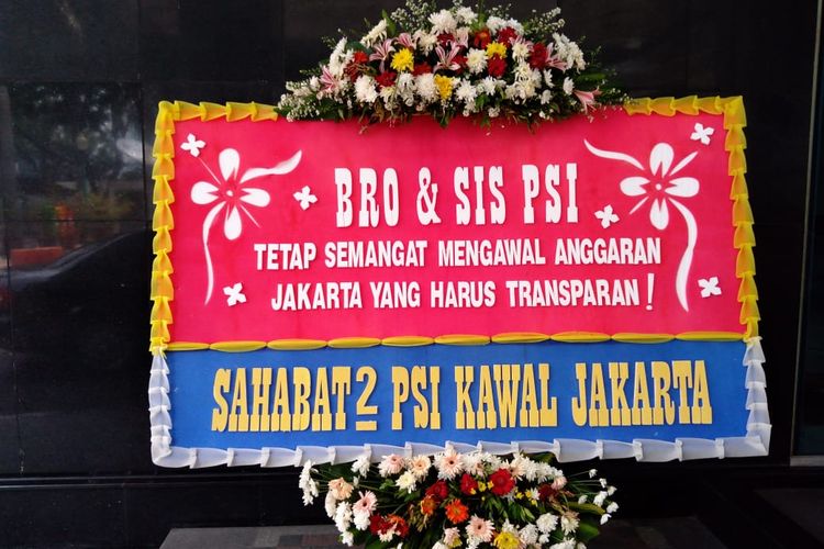 Karangan bunga bentuk dukungan terhadap DPRD DKI JAKARTA Fraksi PSI berjejer di Gedung DPRD DKI Jakarta, Jl Kebon Sirih No. 18, Jakarta Pusat, Senin (4/11/2019).
