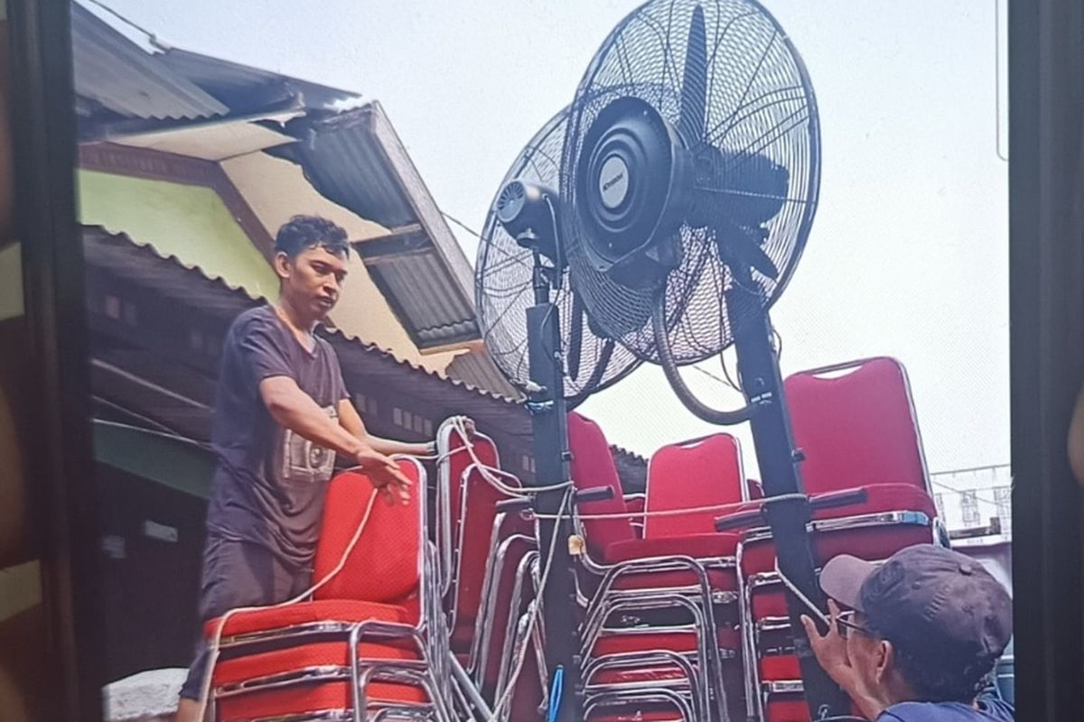 Sejumlah kursi dan blower milik vendor di Ciputat, Tangerang Selatan (Foto milik Siti Fatimah) 