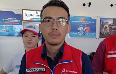 Sales Area Manager Wilayah Banten, Joko Priyambodo (tengah)
saat memberikan keterangan pers di rest area KM 43 Tol
Tangerang-Merak. ANTARA/