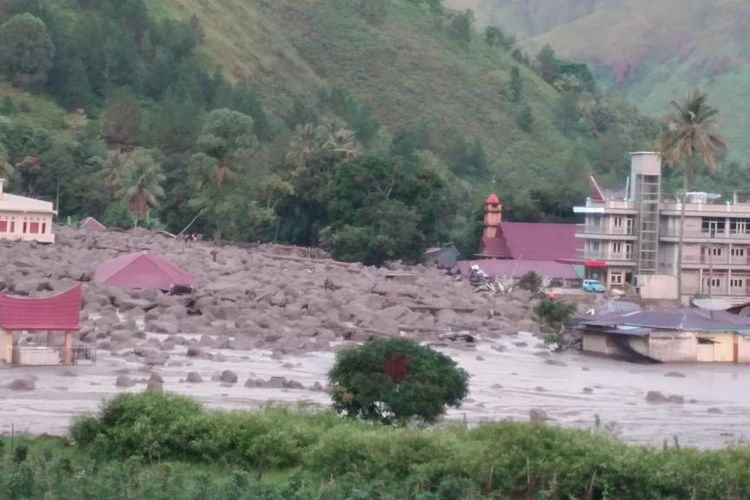 Batuan berukuran besar yang terbawa banjir bandang menimbun permukiman di Desa Simangalumpe, Kecamatan Baktiraja, Kabupaten Humbang Hasundutan, Sumatera Utara. Banjir bandang yang terjadi pada Jumat (1/12/2023) menyebabkan satu warga meninggal dunia dan 11 lainnya masih dinyatakan hilang.