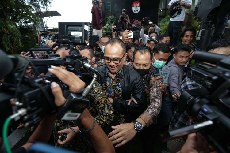 Mantan Pejabat Direktorat Jenderal Pajak (DJP) Rafael Alun Trisambodo usai memenuhi panggilan Komisi Pemberantasan Korupsi di Gedung KPK, Jakarta, Rabu (1/3/2023). KPK memeriksa orang tua dari Mario Dandy terkait harta kekayaannya sebesar Rp 56,1 miliar yang tercatat dalam Laporan Harta Kekayaan Penyelenggara Negara (LHKPN).