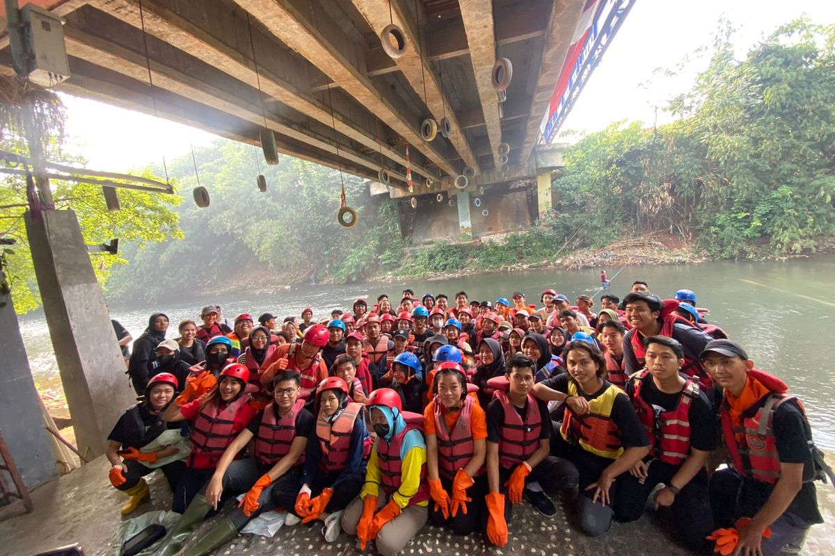 Seluruh peserta World Cleanup Day (WCD) Indonesia yang mengikuti kegiatan bersih-bersih di Sungai Ciliwung, Pancoran Mas, Depok, Jawa Barat pada Sabtu (12/8/2023).