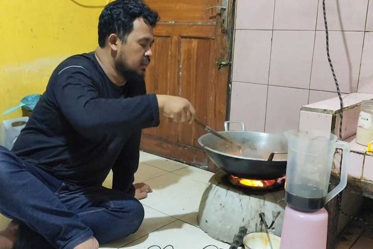 Muhamad Taufik menggoreng sambal menggunakan tungku kompor alternatif berbahan dasar minyak jelantah dan dorongan angin blower di dapur produksinya Desa Bandorasa Wetan Kecamatan Cilimus Kabupaten Kuningan Jawa Barat, Selasa (5/2/2025) petang. Taufik tidak terdampak sulitnya gas subsidi yang sedang sulit didapatkan akhir akhir ini.