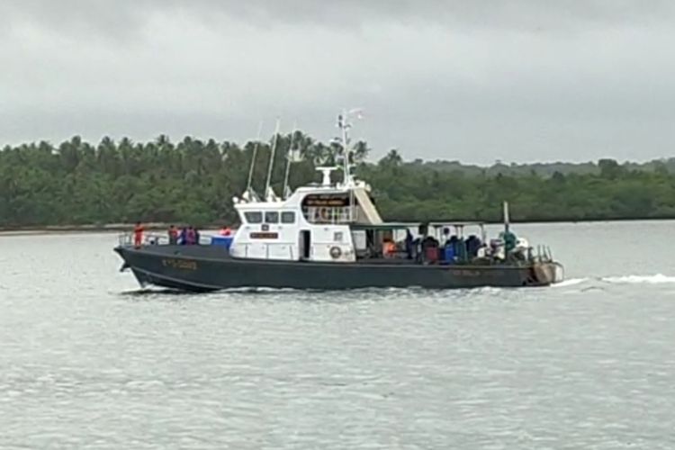 apal patroli KP 3002 Teluk Ambon milik Polairud Polda Maluku dikerahkan ke peraiaran Kepulauan Tanimbar untuk mencari 25 anak buah kapal (ABK) KM Hentri yang hilang diperaiaran tersebut, Jumat (10/9/2021)