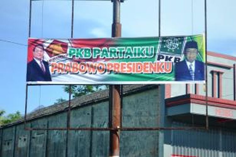 Inilah salah satu spanduk yang mengatasnamakan Partai Kebangkitan Bangsa (PKB), yang mendukung bakal calon presiden Prabowo Subianto. Spanduk tersebut terpasang di pinggir jalan raya Jember- Bondowoso, tepatnya di daerah Kecamatan Maesan, Jumat (16/5/2014)