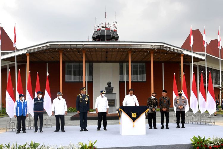 Presiden Joko Widodo menandatangani prasasti sebagai tanda peresmian revitalisasi fasilitas Pangkalan TNI AU/Bandara Halim Perdanakusuma, Jakarta, Rabu (5/10/2022) siang.