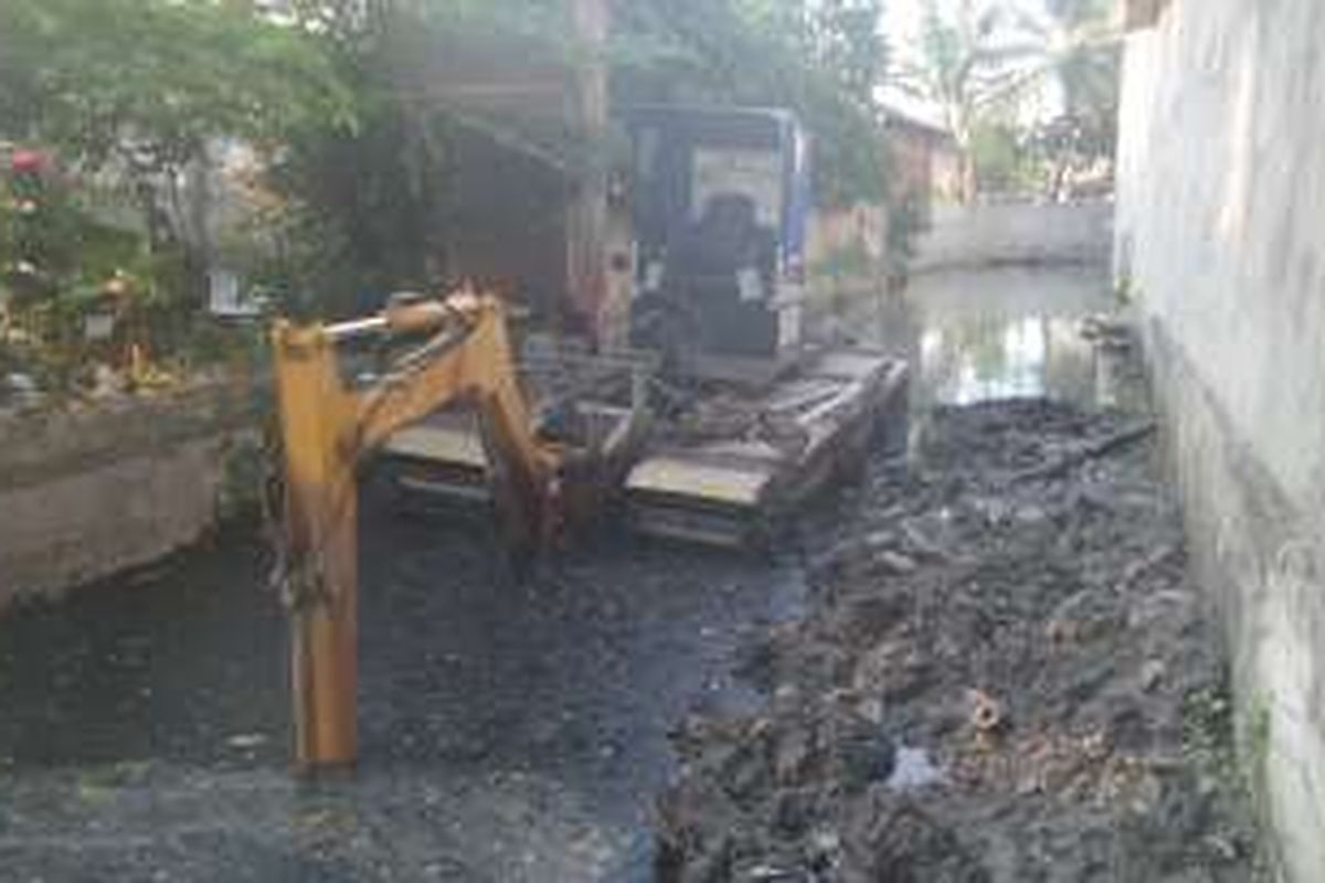 Sebuah eskavator mini mengeruk endapan lumpur di Sungai Pademangan Timur, Kamis (2/6/2016).