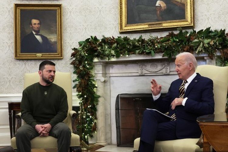Presiden AS Joe Biden (kanan) bertemu dengan Presiden Ukraina Volodymyr Zelensky (kiri) di Oval Office Gedung Putih pada 21 Desember 2022 di Washington, DC.